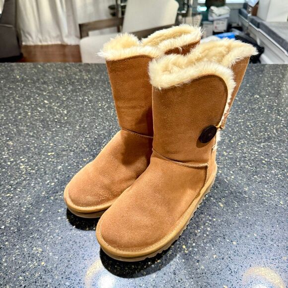 UGG Classic Short Bailey Button Boot. Size 7. - Picture 1 of 9